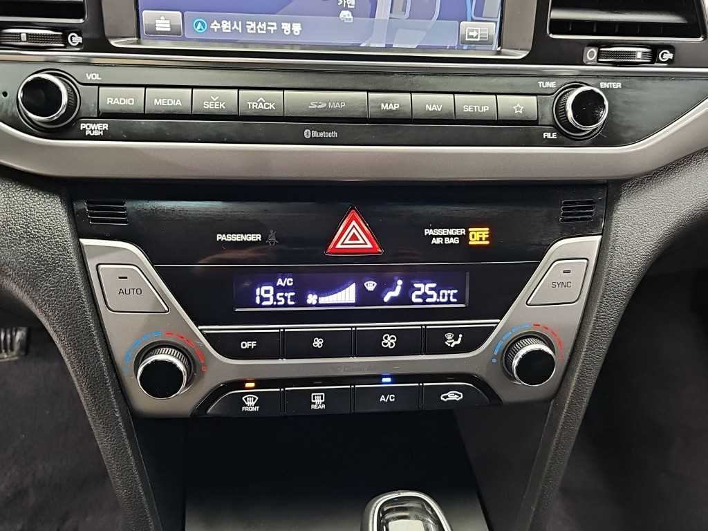 HYUNDAI Avante - Vista 10