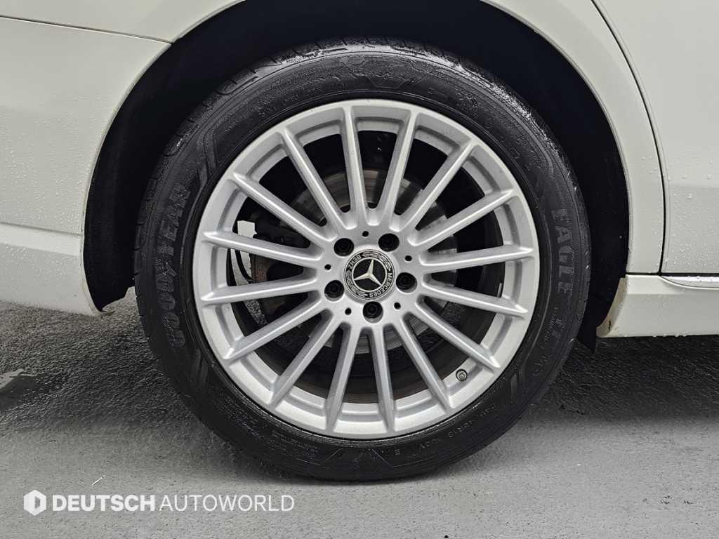 Mercedes Benz E class - Vista 5