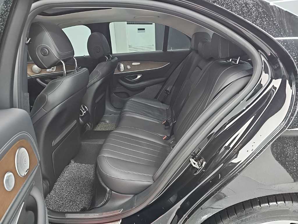 Mercedes Benz E class - Vista 12