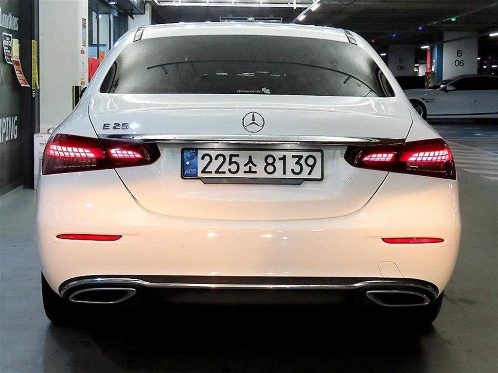 Mercedes Benz E class - Vista 5