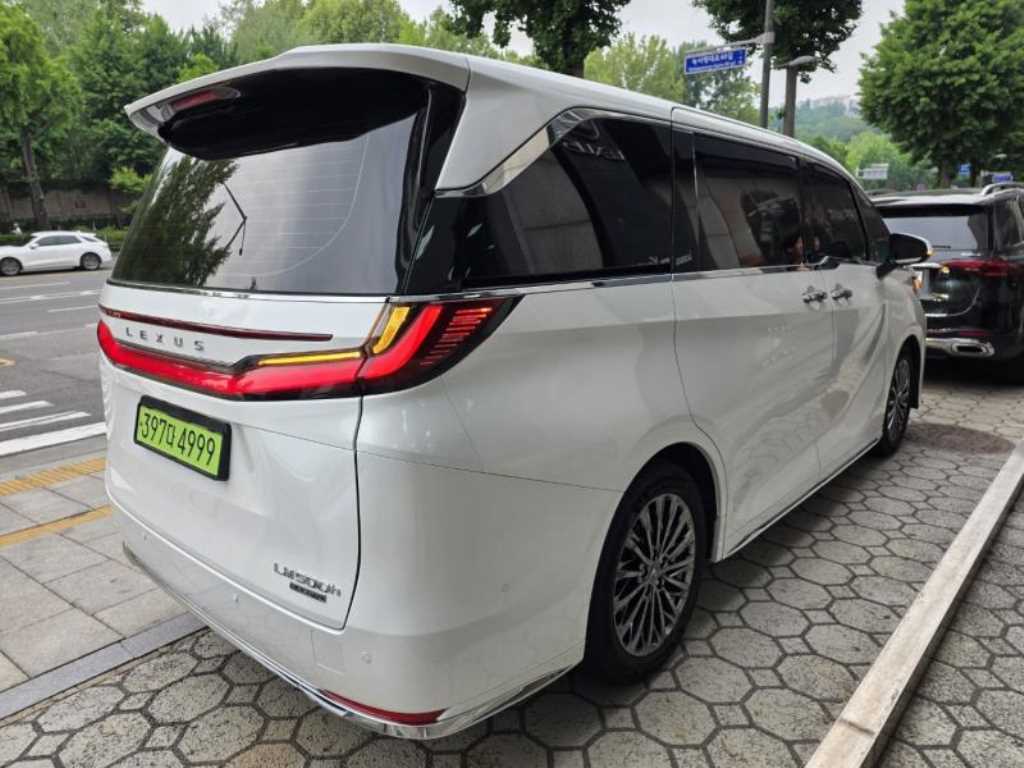 Lexus LM - Vista 3