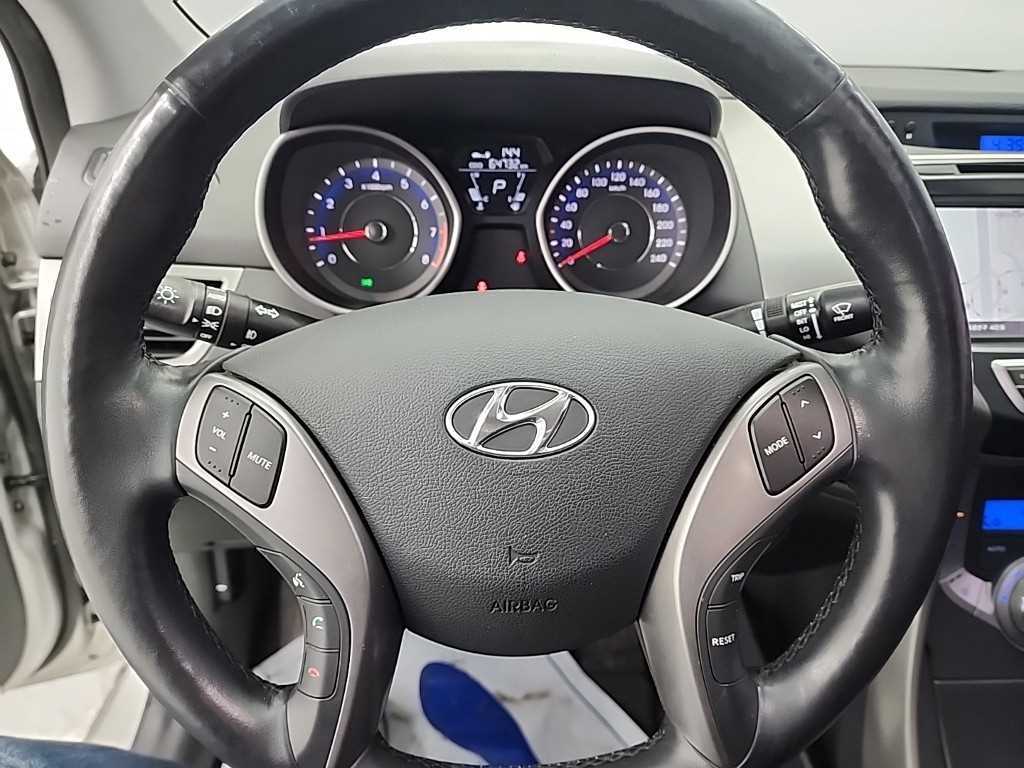 HYUNDAI Avante - Vista 9
