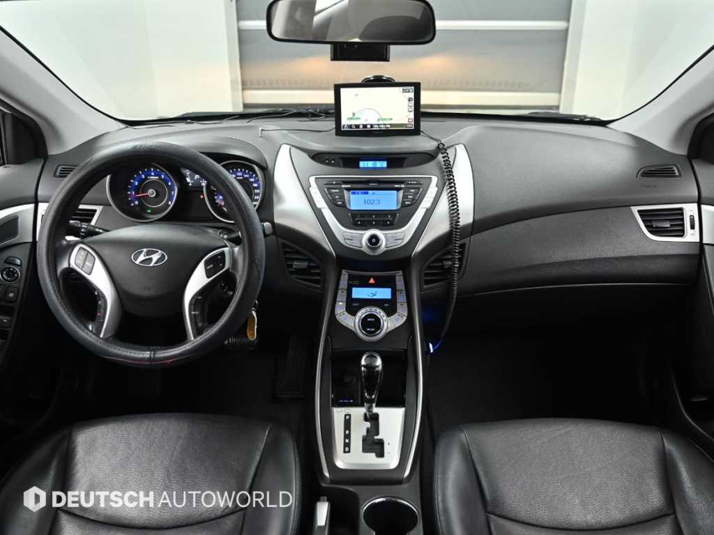 HYUNDAI Avante - Vista 8