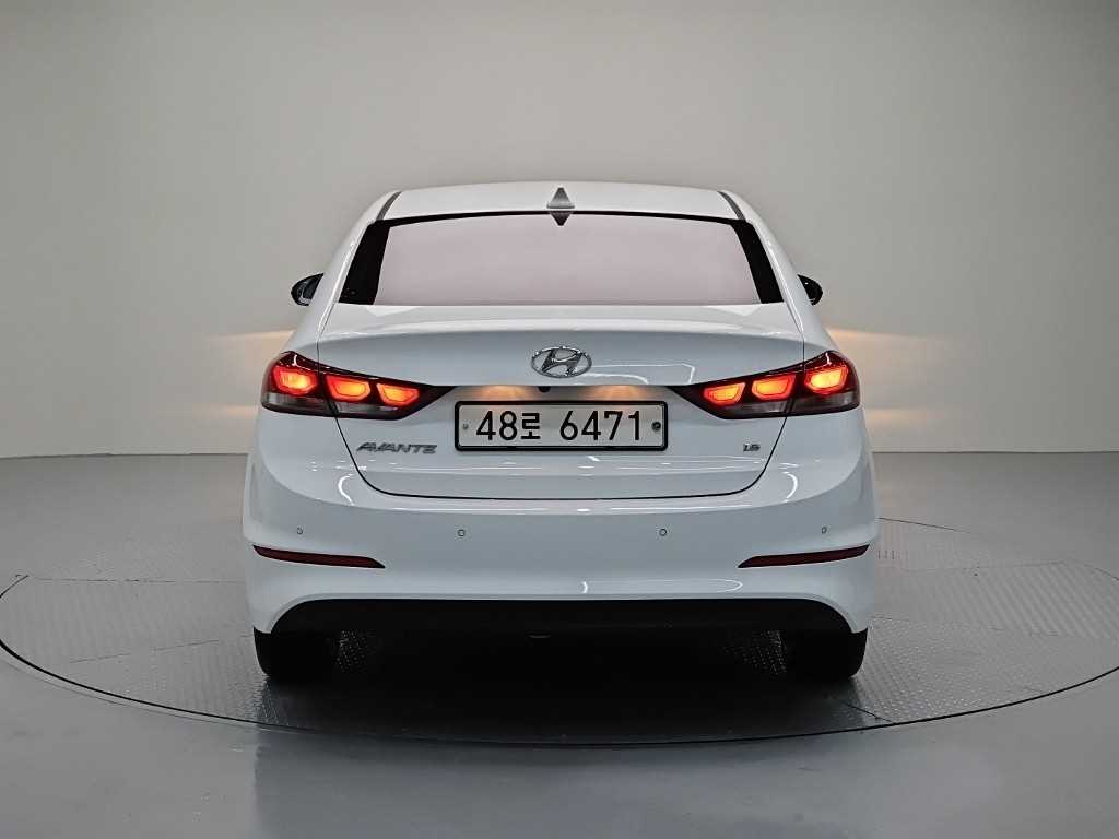HYUNDAI Avante - Vista 3