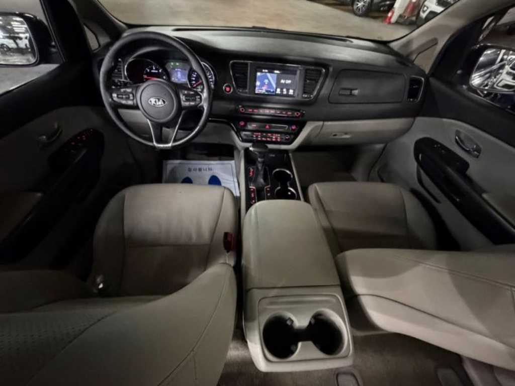 KIA Carnival - Vista 6