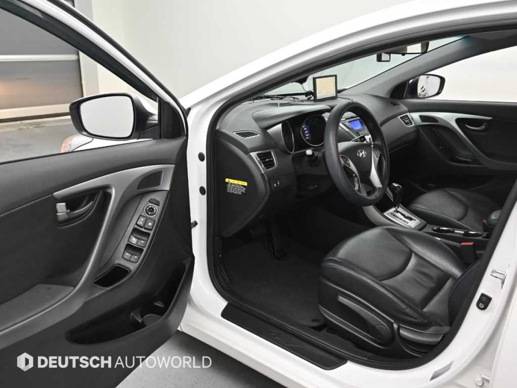HYUNDAI Avante - Vista 11