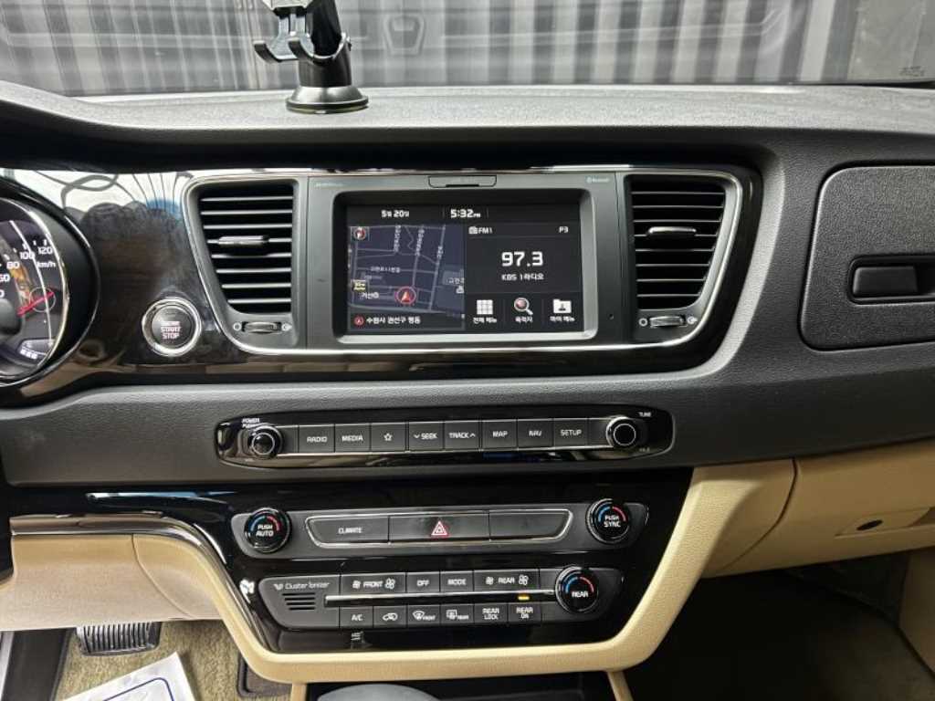 KIA Carnival - Vista 10