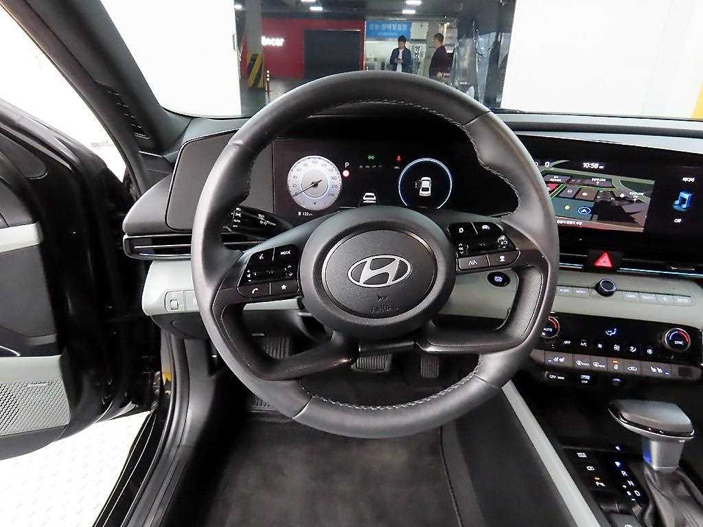 HYUNDAI Avante - Vista 9