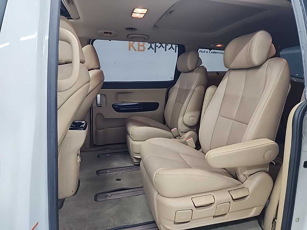 KIA Carnival - Vista 12