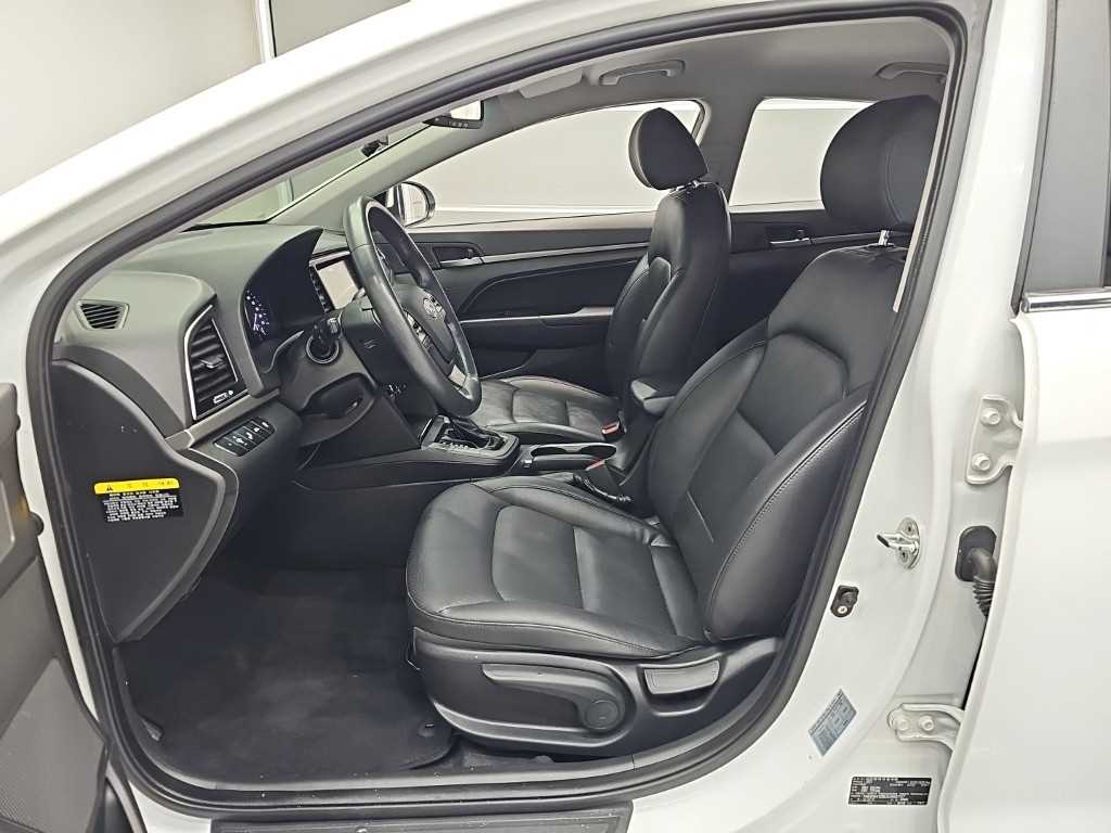 HYUNDAI Avante - Vista 11