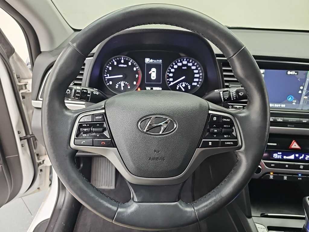HYUNDAI Avante - Vista 9