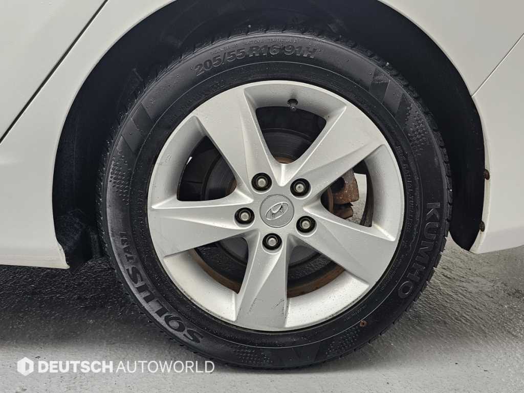 HYUNDAI Avante - Vista 5