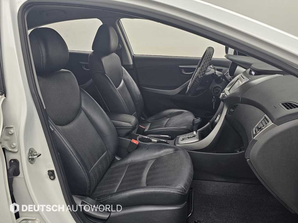 HYUNDAI Avante - Vista 10