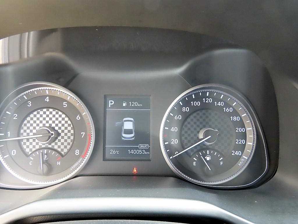 HYUNDAI Avante - Vista 9