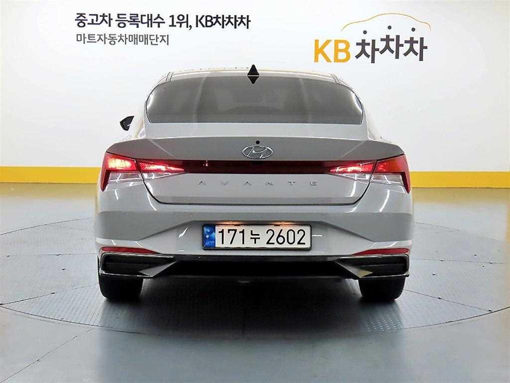 HYUNDAI Avante - Vista 3