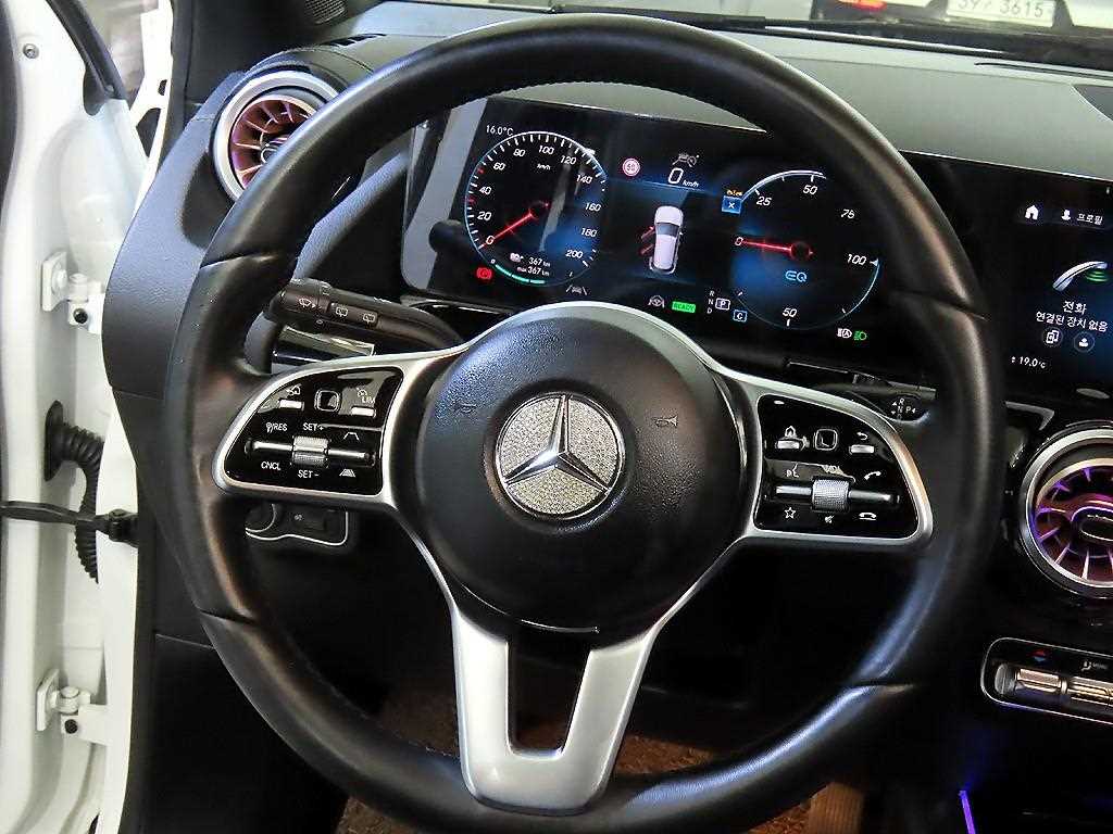 Mercedes Benz EQA - Vista 8
