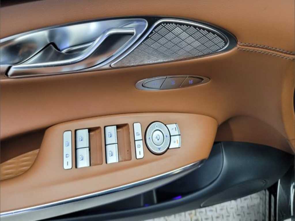 Genesis GV70 - Vista 7