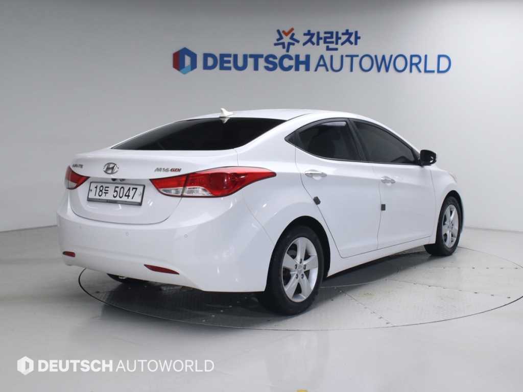 HYUNDAI Avante - Vista 2