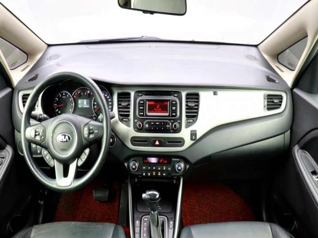 KIA Carens - Vista 5
