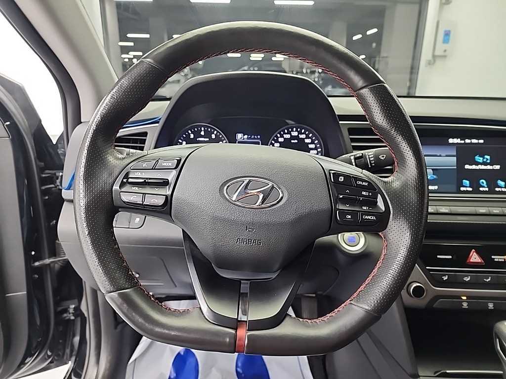 HYUNDAI Avante - Vista 9