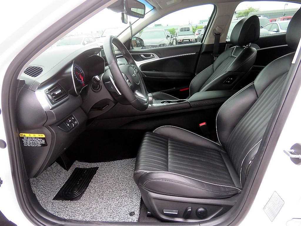 Genesis G70 - Vista 6