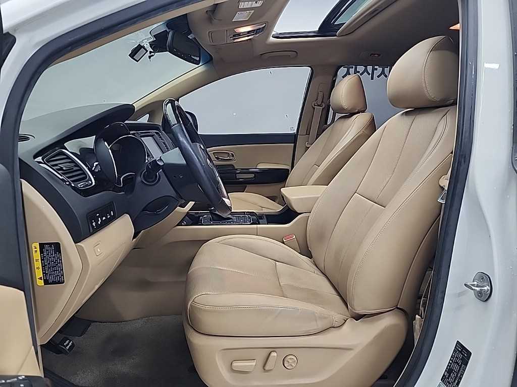KIA Carnival - Vista 11