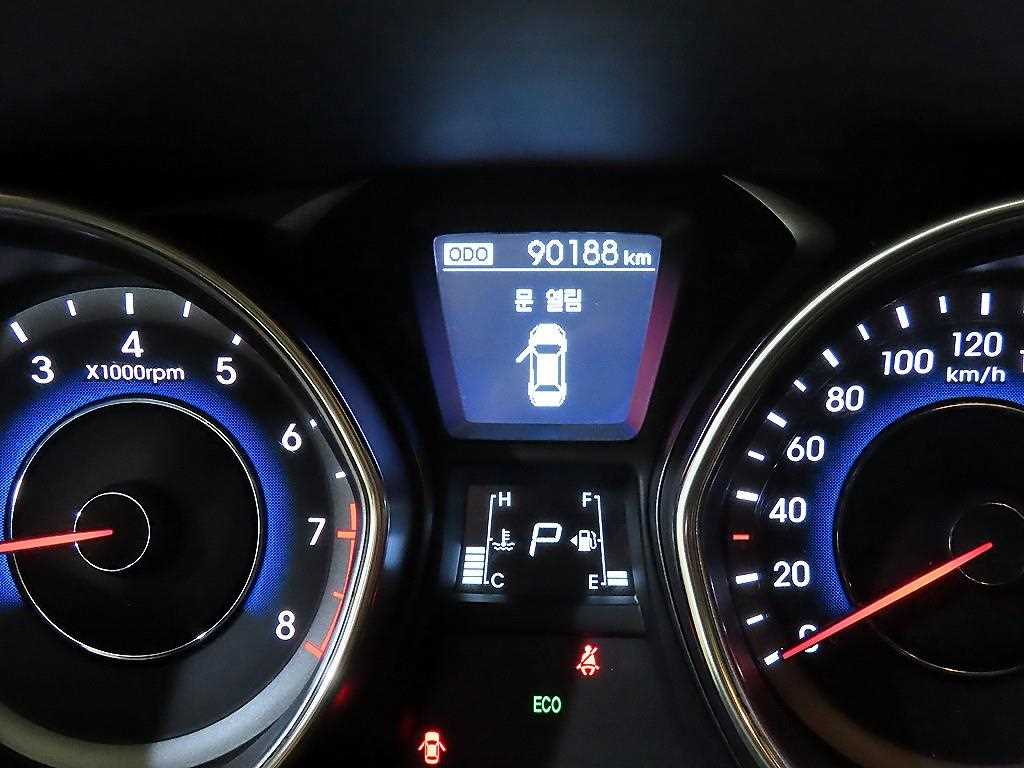 HYUNDAI Avante - Vista 9