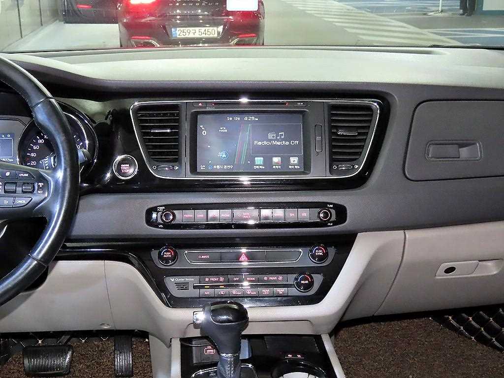 KIA Carnival - Vista 11