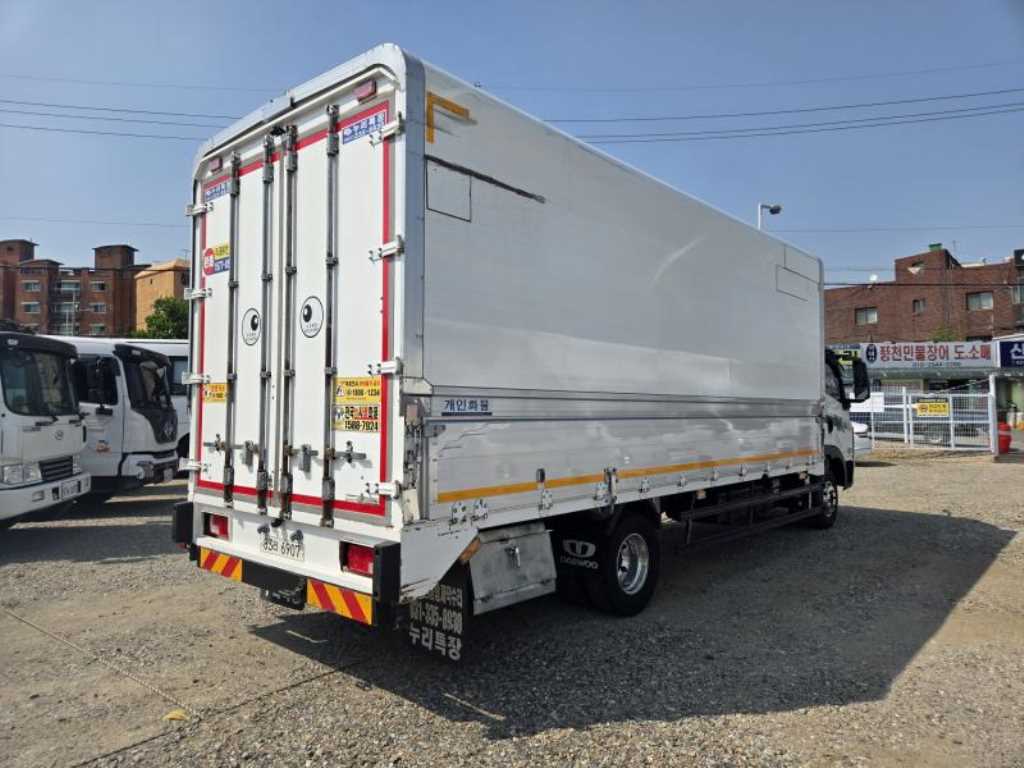 medium and large cargo truck - Vista 7
