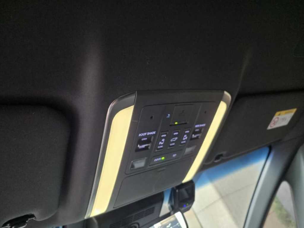 Lexus LM - Vista 8