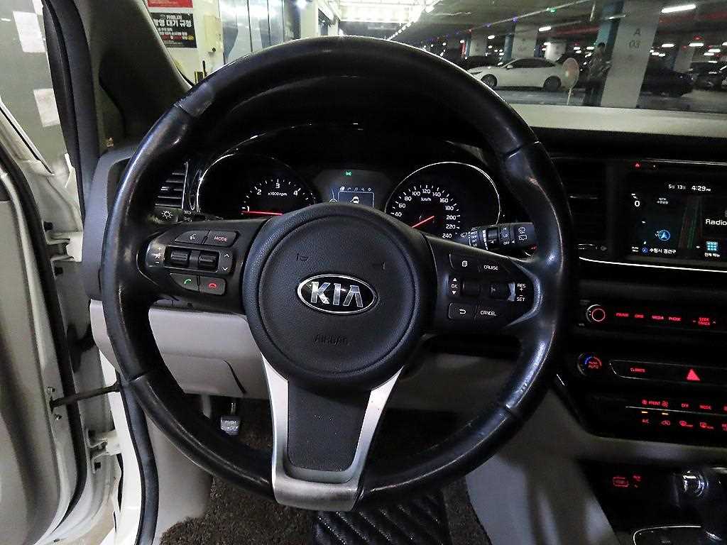 KIA Carnival - Vista 8