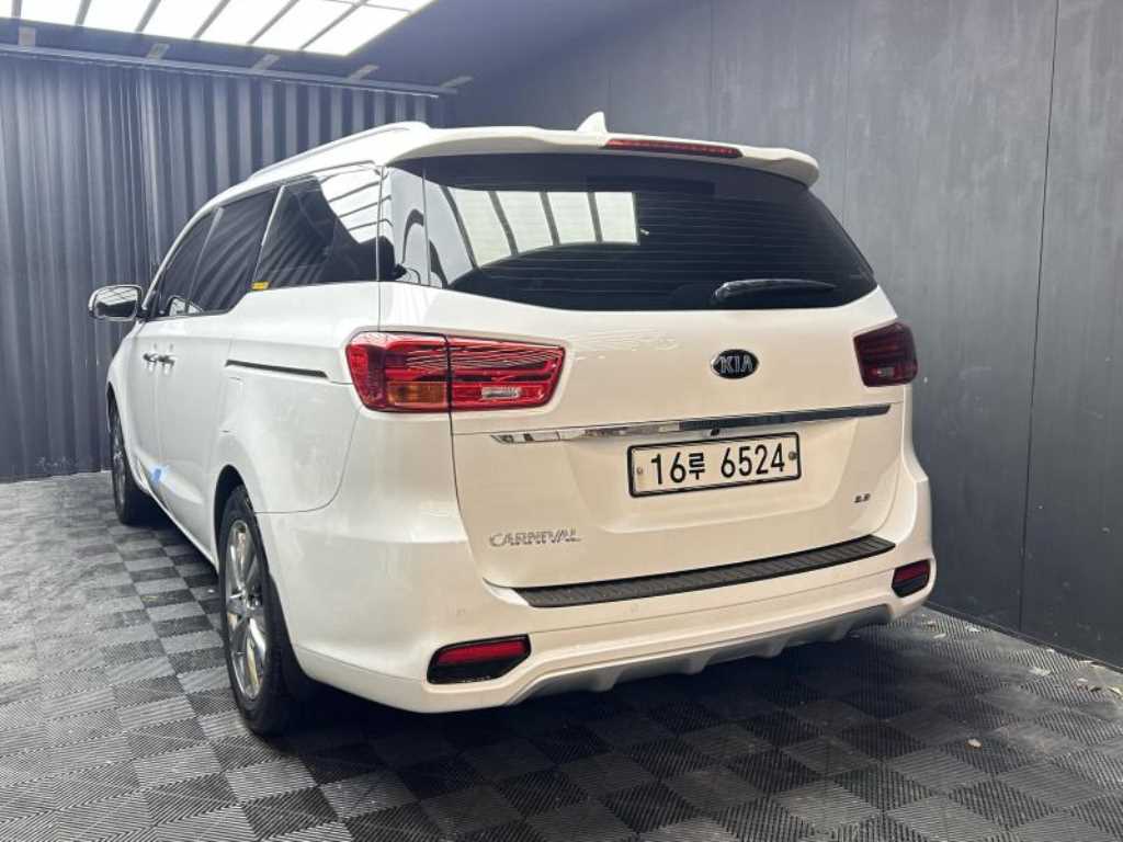 KIA Carnival - Vista 4