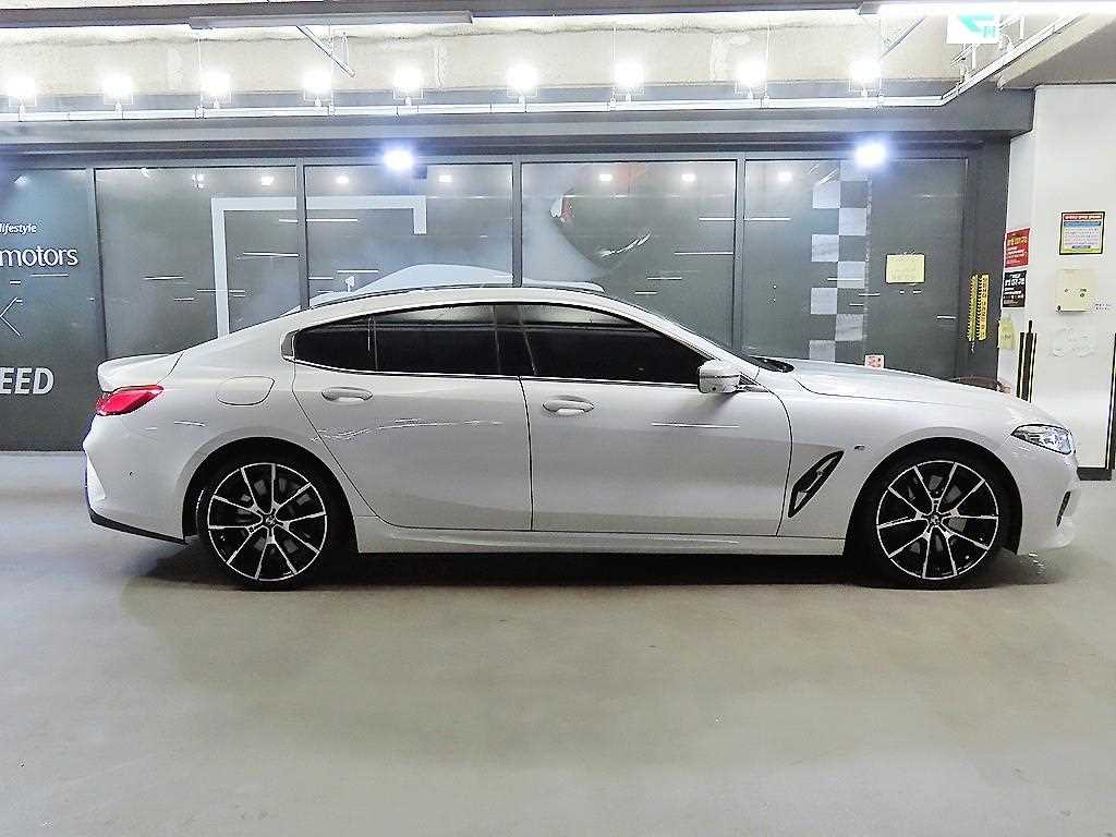 BMW 8 Series - Vista 3