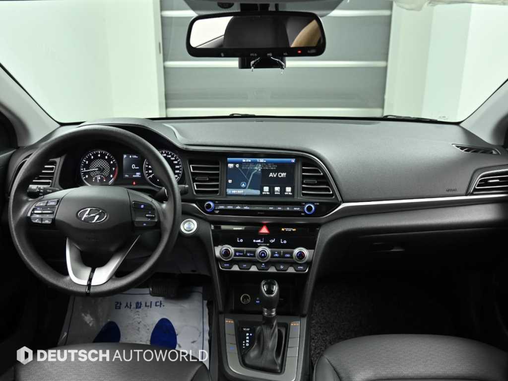HYUNDAI Avante - Vista 7