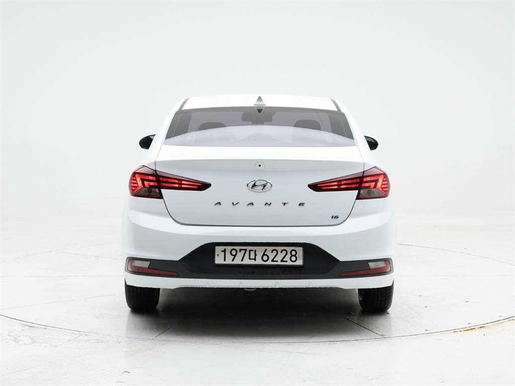 HYUNDAI Avante - Vista 5