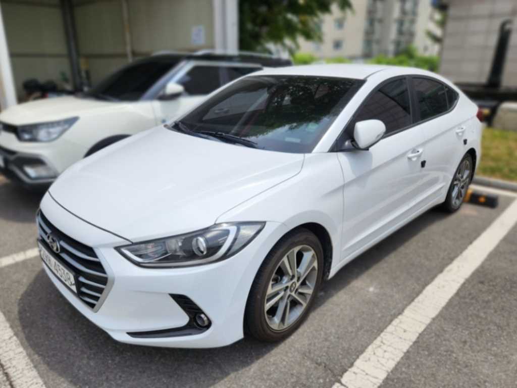 HYUNDAI Avante - Vista 2