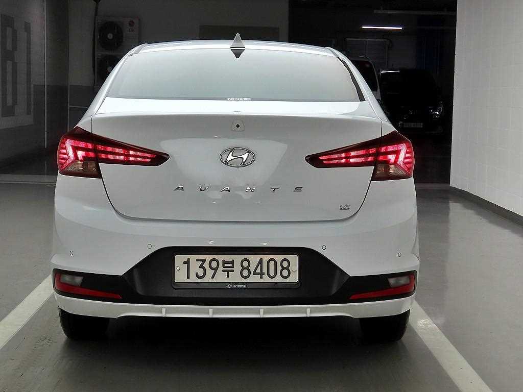 HYUNDAI Avante - Vista 3