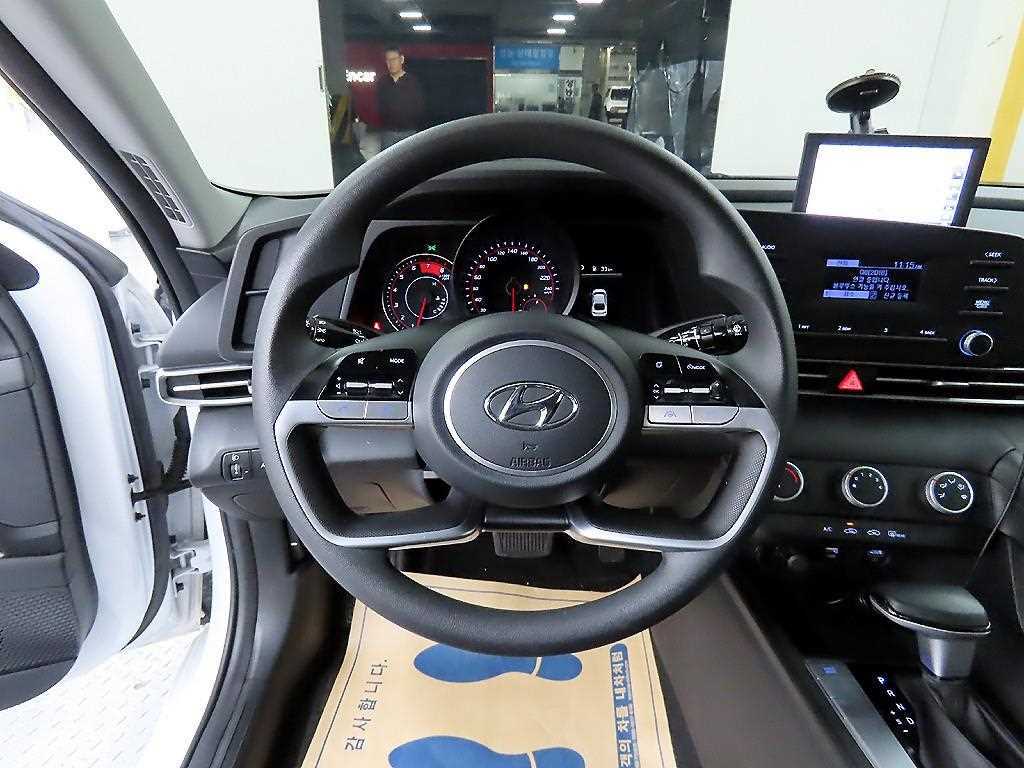 HYUNDAI Avante - Vista 9