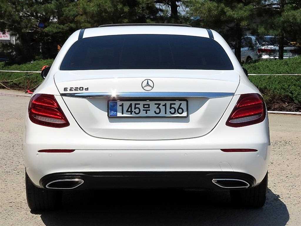 Mercedes Benz E class - Vista 4