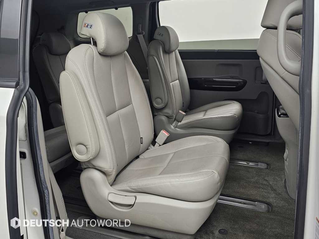 KIA Carnival - Vista 12