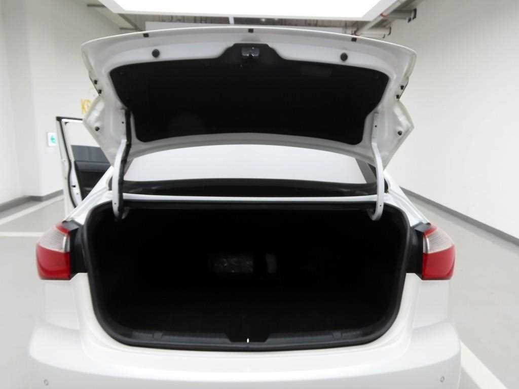 KIA K3 2013 Blanco - Importación desde Corea - HF Imports Iquique - Foto 17