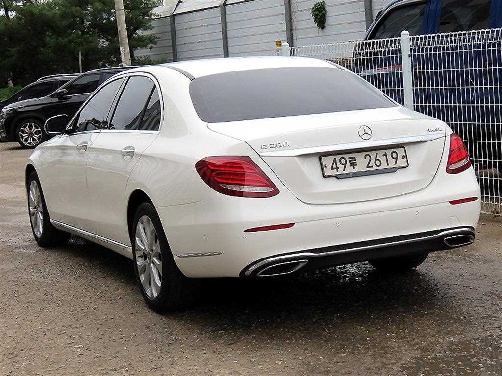 Mercedes Benz E class - Vista 3
