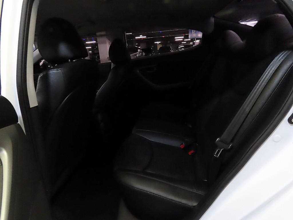 HYUNDAI Avante - Vista 10