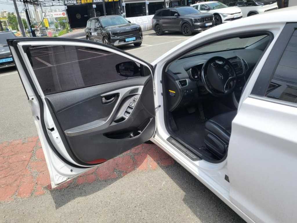 HYUNDAI Avante - Vista 9