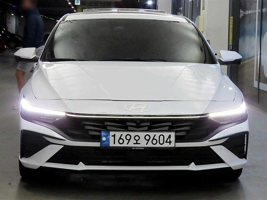 HYUNDAI Avante - Vista 2