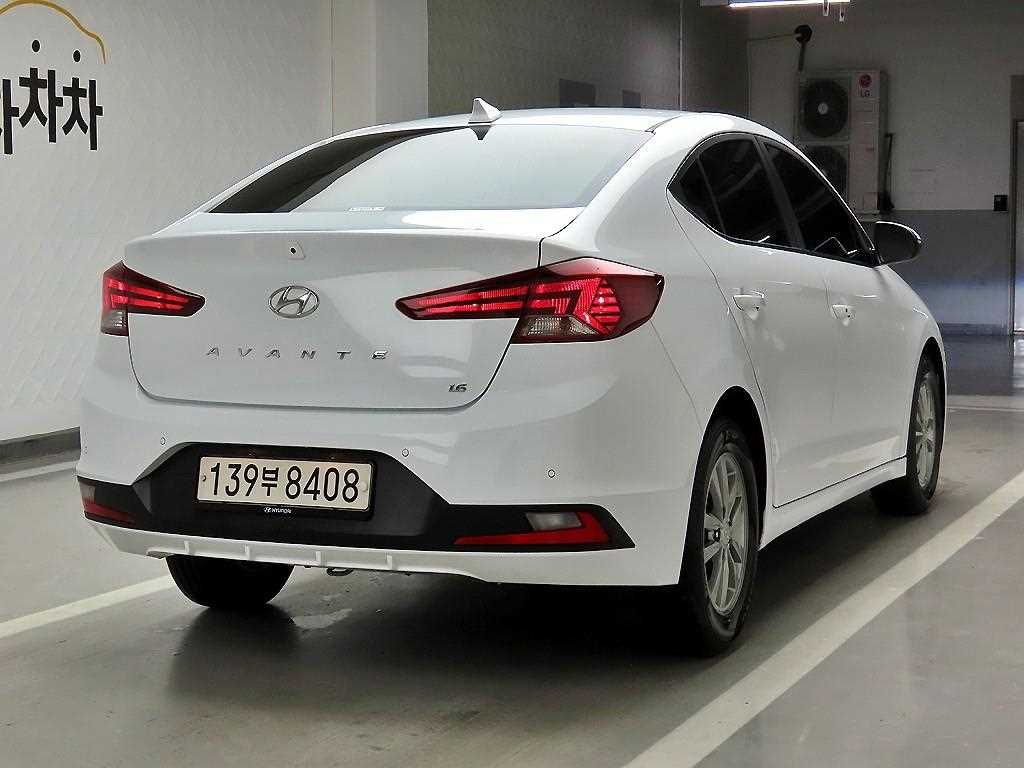 HYUNDAI Avante - Vista 4