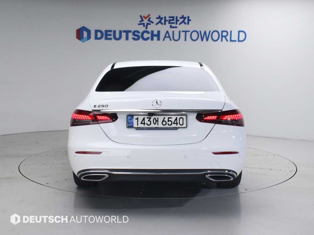 Mercedes Benz E class - Vista 4