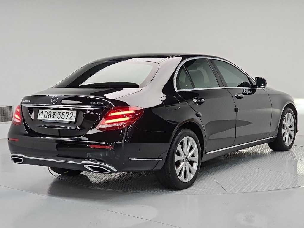 Mercedes Benz E class - Vista 4