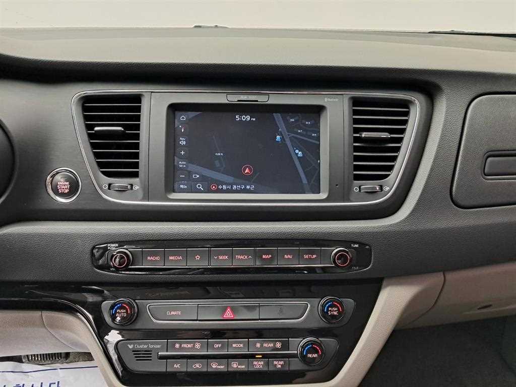 KIA Carnival - Vista 9