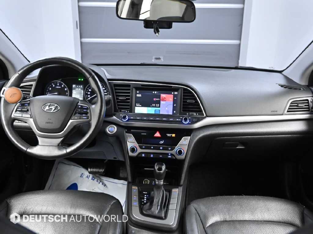 HYUNDAI Avante - Vista 7